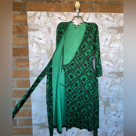 DVF Julian Silk Jersey Wrap Dress – Size 2, Green Geometric Print, 3/4 Sleeves - Picture 6 of 14